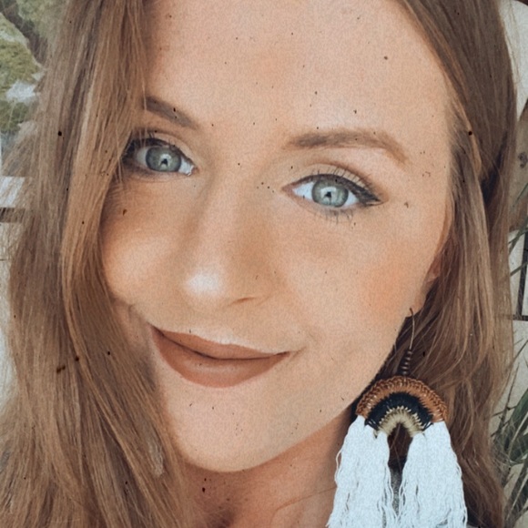 Meet your Posher, Carissa - Picture 2 of 5